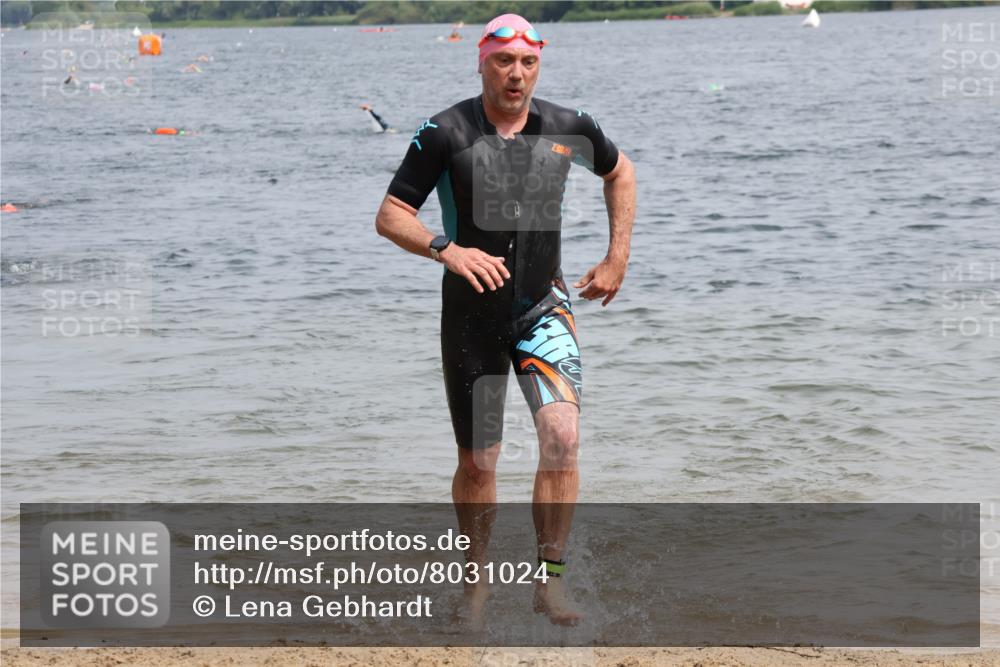 15.06.2025 - 27. Vierlanden-Triathlon Lena Gebhardt http://msf.ph/oto/8031024 15.06.2025 11:09:15 Schwimmen 776, 811, 816, 829, 846 meine-sportfotos.de