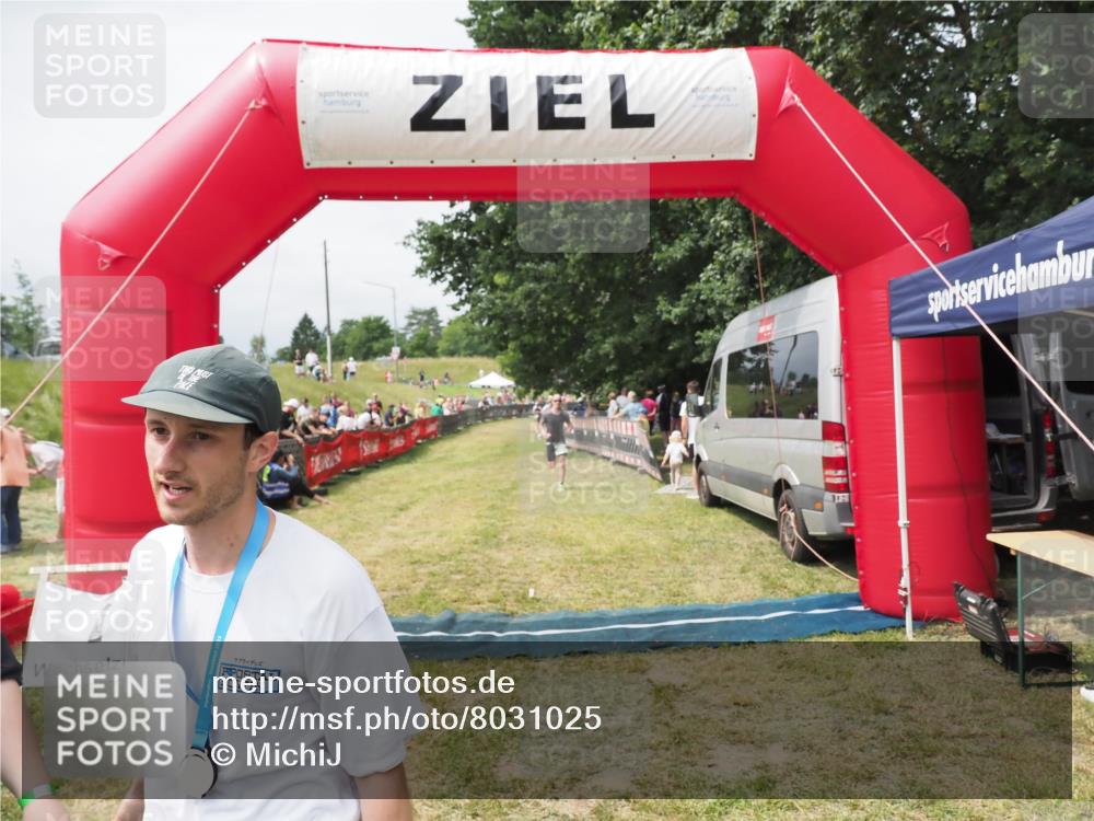 21.06.2025 - 27. Vierlanden-Triathlon MichiJ http://msf.ph/oto/8031025 15.06.2026 12:41:43 Ziel 20, 753 meine-sportfotos.de