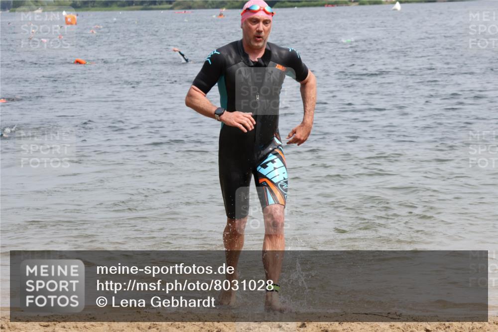 15.06.2025 - 27. Vierlanden-Triathlon Lena Gebhardt http://msf.ph/oto/8031028 15.06.2025 11:09:15 Schwimmen 776, 811, 816, 829, 846 meine-sportfotos.de