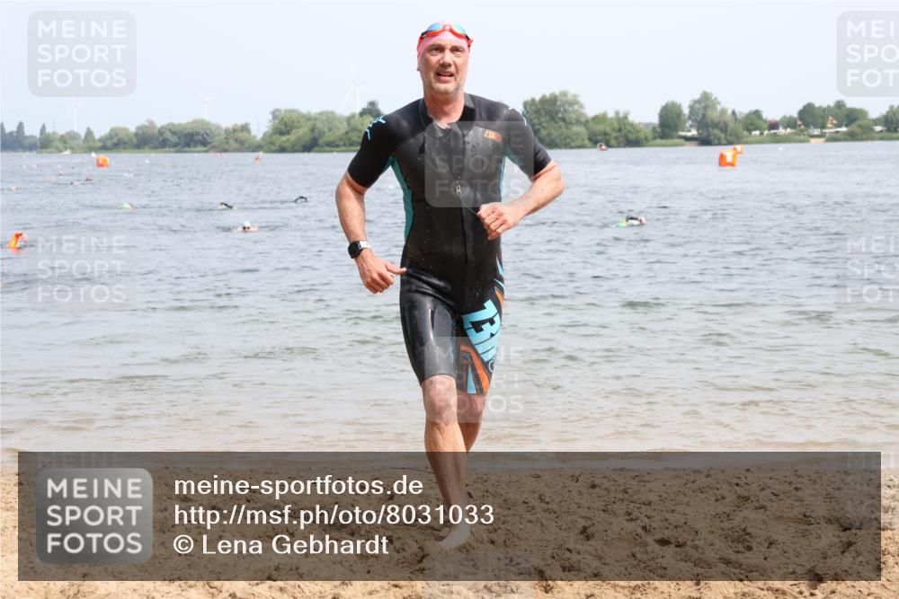 15.06.2025 - 27. Vierlanden-Triathlon Lena Gebhardt http://msf.ph/oto/8031033 15.06.2025 11:09:17 Schwimmen 776, 811, 829, 846 meine-sportfotos.de