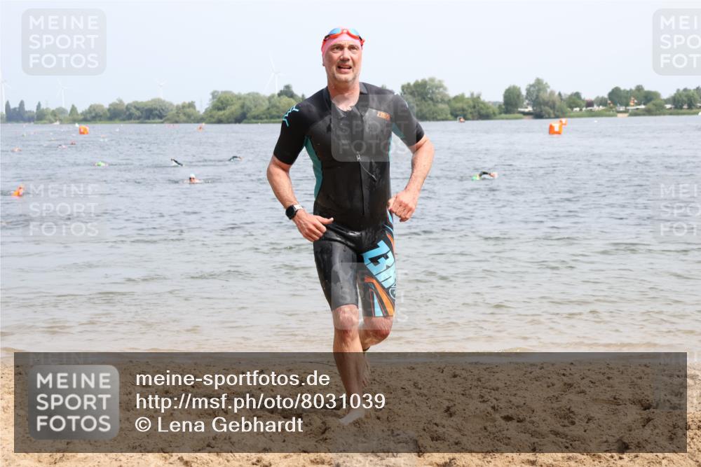 15.06.2025 - 27. Vierlanden-Triathlon Lena Gebhardt http://msf.ph/oto/8031039 15.06.2025 11:09:17 Schwimmen 776, 811, 829, 846 meine-sportfotos.de