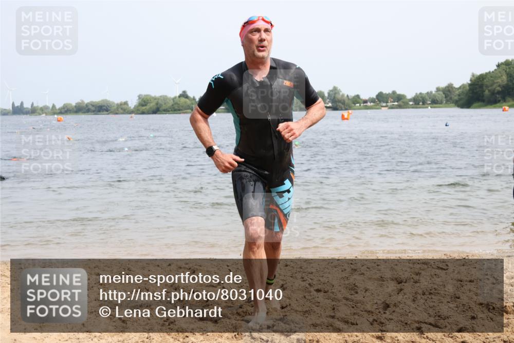 15.06.2025 - 27. Vierlanden-Triathlon Lena Gebhardt http://msf.ph/oto/8031040 15.06.2025 11:09:18 Schwimmen 776, 811, 829, 846 meine-sportfotos.de