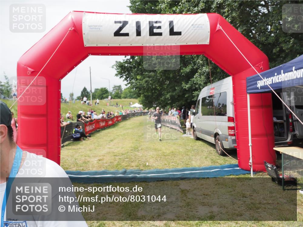 21.06.2025 - 27. Vierlanden-Triathlon MichiJ http://msf.ph/oto/8031044 15.06.2026 12:41:44 Ziel 20, 753 meine-sportfotos.de