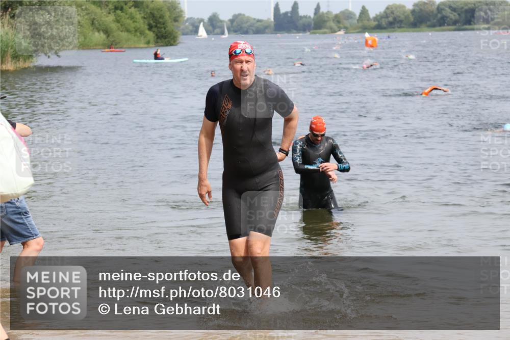 15.06.2025 - 27. Vierlanden-Triathlon Lena Gebhardt http://msf.ph/oto/8031046 15.06.2025 11:09:23 Schwimmen 776, 829, 846, 856 meine-sportfotos.de