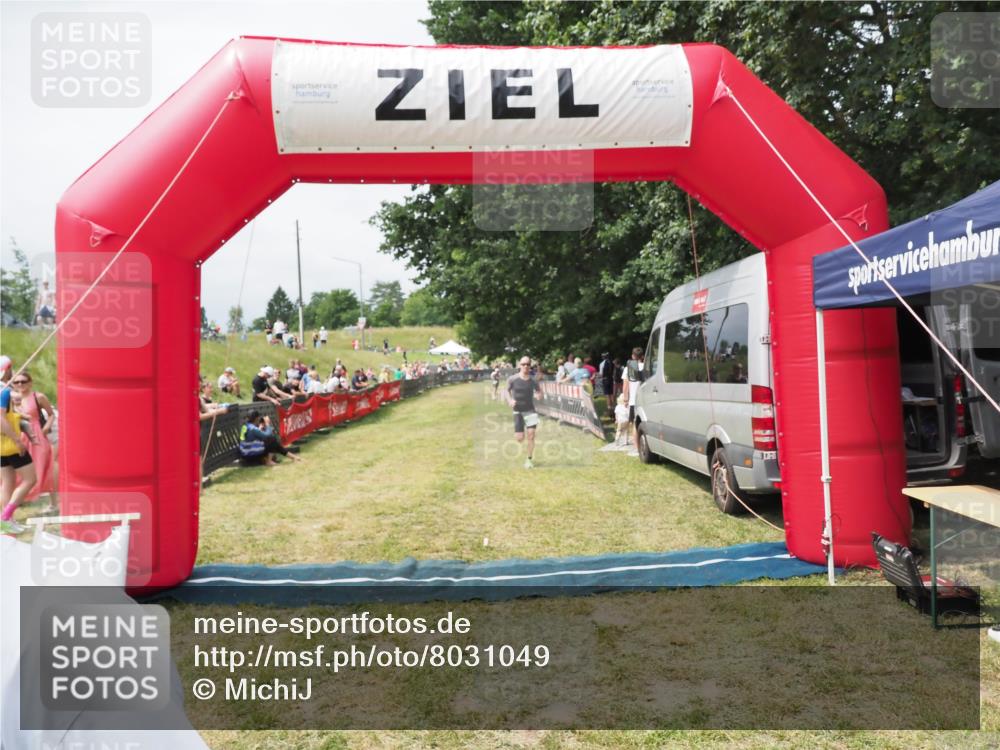 21.06.2025 - 27. Vierlanden-Triathlon MichiJ http://msf.ph/oto/8031049 15.06.2026 12:41:44 Ziel 20, 753 meine-sportfotos.de