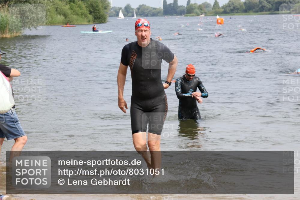 15.06.2025 - 27. Vierlanden-Triathlon Lena Gebhardt http://msf.ph/oto/8031051 15.06.2025 11:09:23 Schwimmen 776, 829, 846, 856 meine-sportfotos.de
