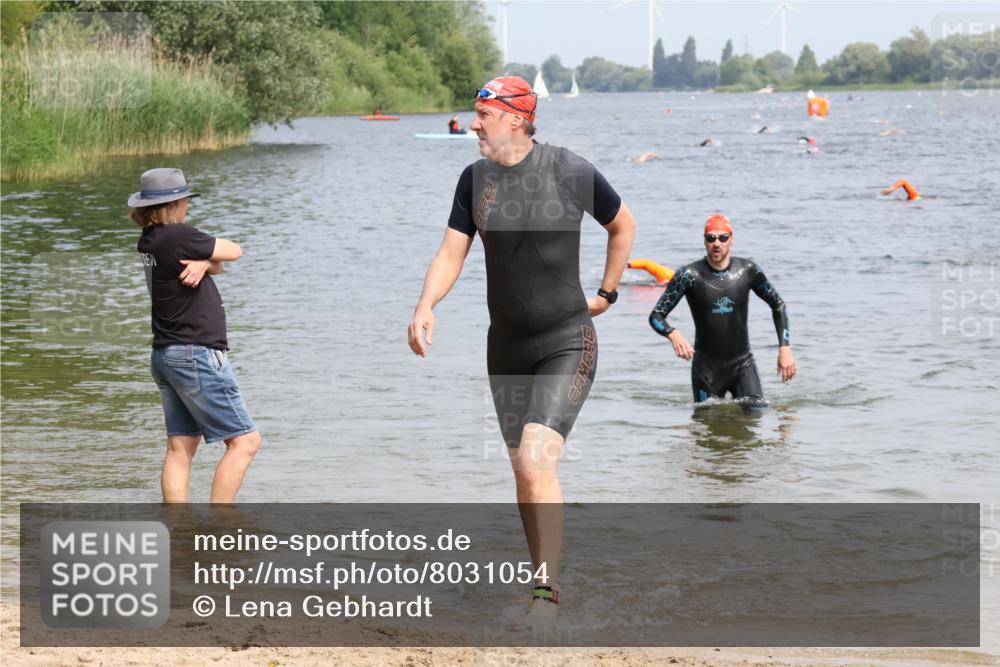 15.06.2025 - 27. Vierlanden-Triathlon Lena Gebhardt http://msf.ph/oto/8031054 15.06.2025 11:09:24 Schwimmen 829, 846, 856 meine-sportfotos.de