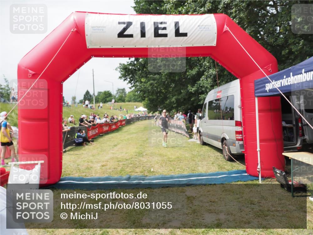 21.06.2025 - 27. Vierlanden-Triathlon MichiJ http://msf.ph/oto/8031055 15.06.2026 12:41:44 Ziel 20, 753 meine-sportfotos.de