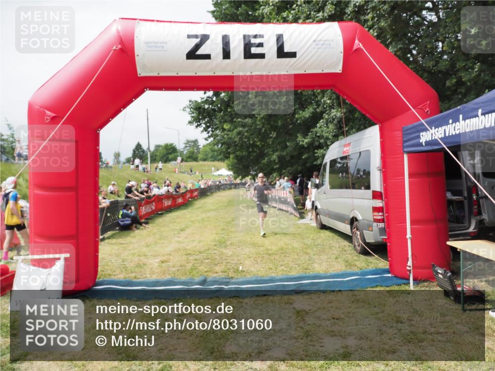 21.06.2025 - 27. Vierlanden-Triathlon MichiJ http://msf.ph/oto/8031060 15.06.2026 12:41:44 Ziel 20, 753 meine-sportfotos.de