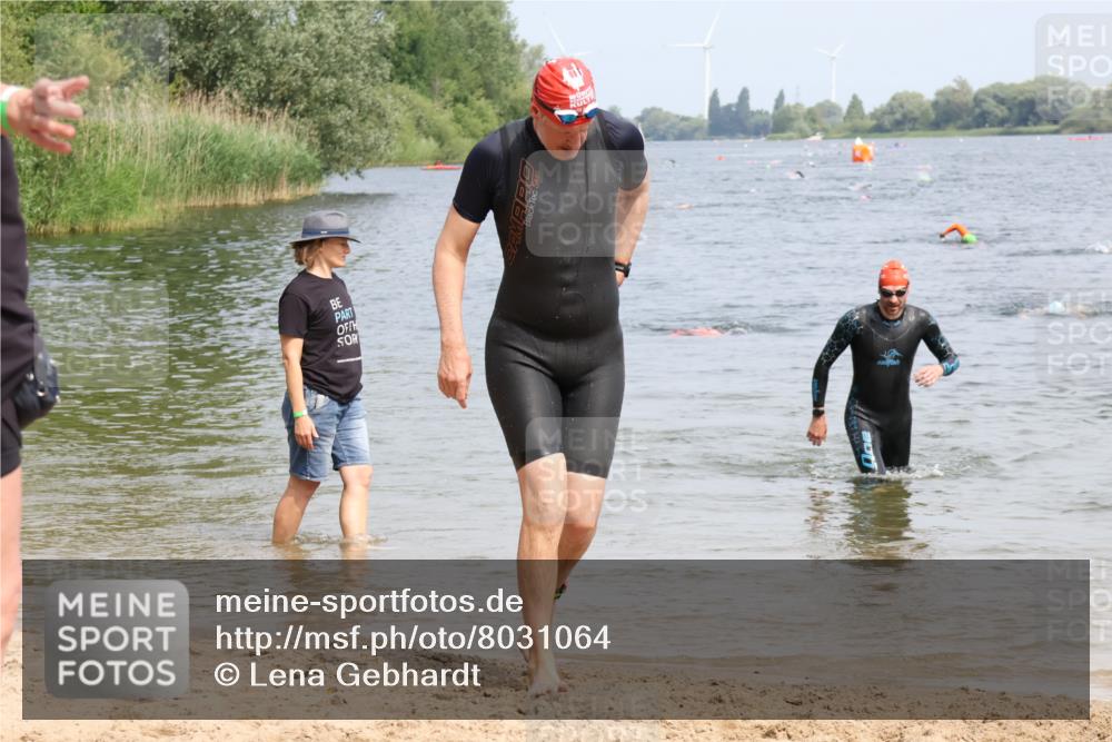 15.06.2025 - 27. Vierlanden-Triathlon Lena Gebhardt http://msf.ph/oto/8031064 15.06.2025 11:09:27 Schwimmen 783, 829, 856 meine-sportfotos.de
