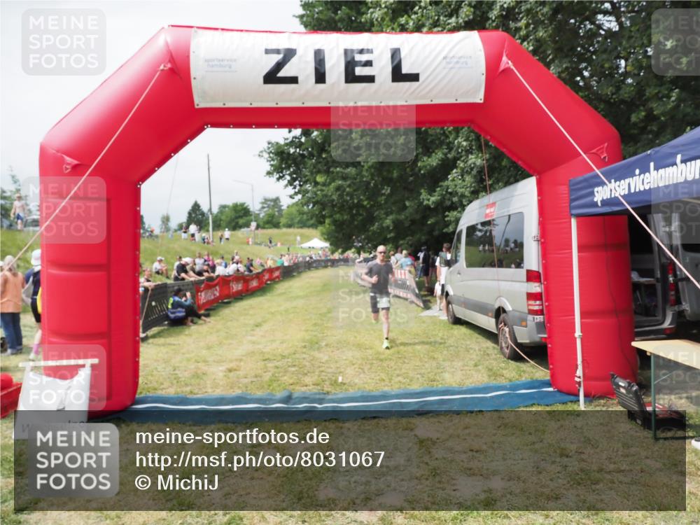 21.06.2025 - 27. Vierlanden-Triathlon MichiJ http://msf.ph/oto/8031067 15.06.2026 12:41:45 Ziel 20, 753 meine-sportfotos.de