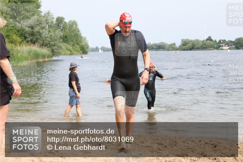 15.06.2025 - 27. Vierlanden-Triathlon Lena Gebhardt http://msf.ph/oto/8031069 15.06.2025 11:09:29 Schwimmen 783, 856 meine-sportfotos.de