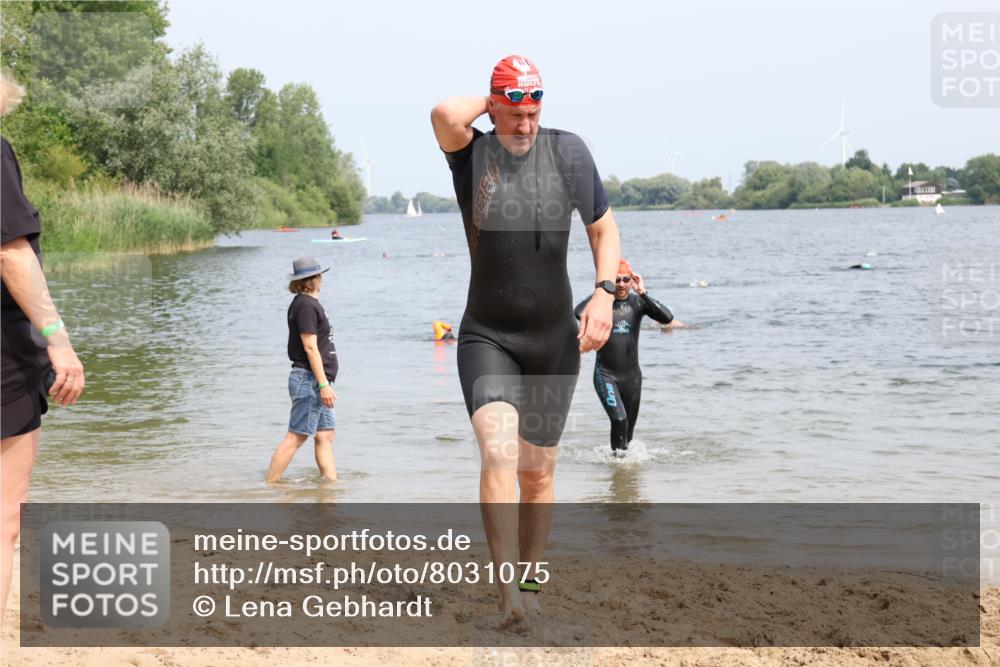 15.06.2025 - 27. Vierlanden-Triathlon Lena Gebhardt http://msf.ph/oto/8031075 15.06.2025 11:09:29 Schwimmen 783, 856 meine-sportfotos.de