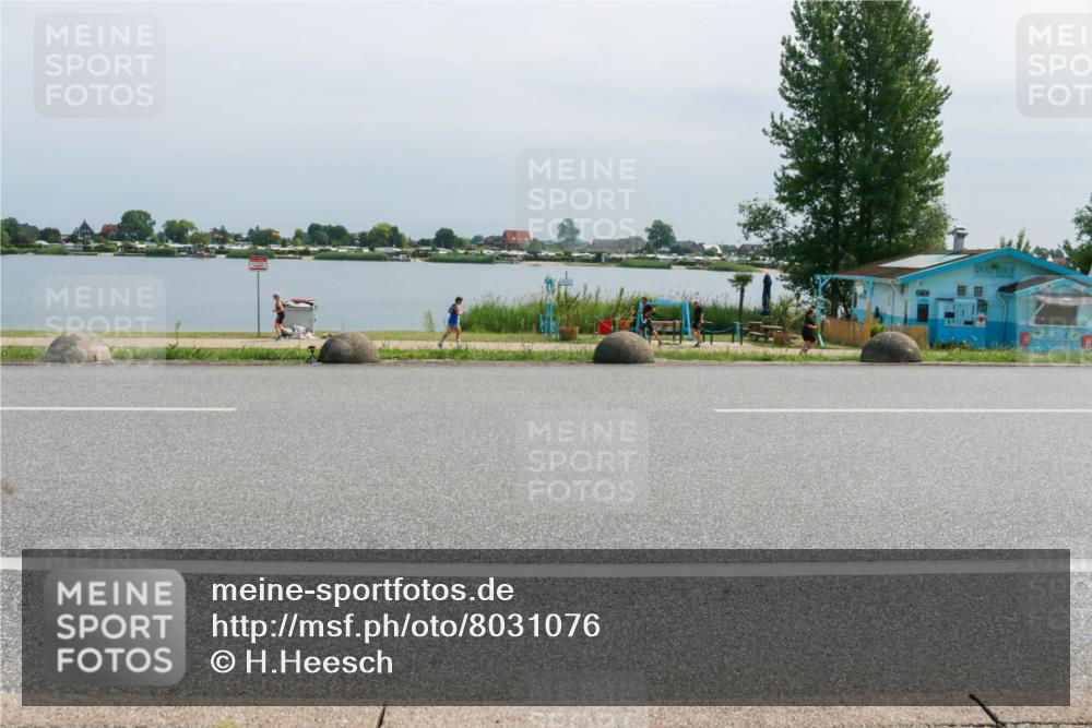 21.06.2025 - 27. Vierlanden-Triathlon H.Heesch http://msf.ph/oto/8031076 15.06.2025 11:32:12 Radfahren 892 meine-sportfotos.de