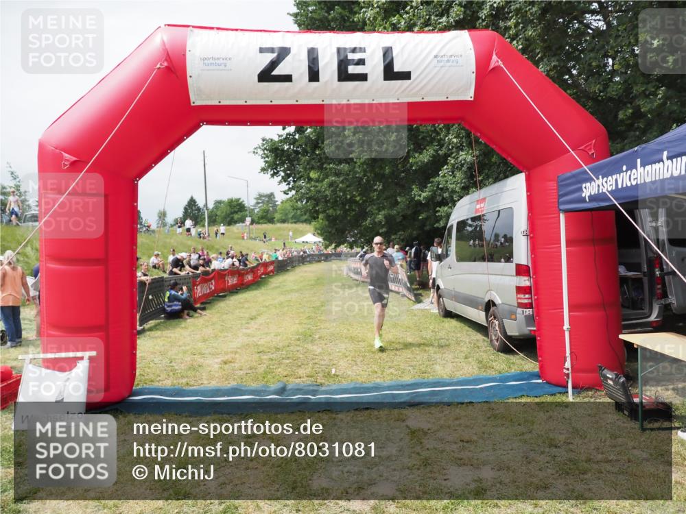 21.06.2025 - 27. Vierlanden-Triathlon MichiJ http://msf.ph/oto/8031081 15.06.2026 12:41:45 Ziel 20, 753 meine-sportfotos.de
