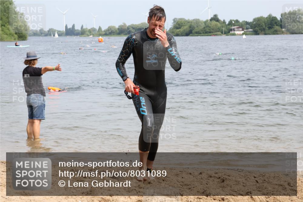 15.06.2025 - 27. Vierlanden-Triathlon Lena Gebhardt http://msf.ph/oto/8031089 15.06.2025 11:09:33 Schwimmen 783, 856 meine-sportfotos.de