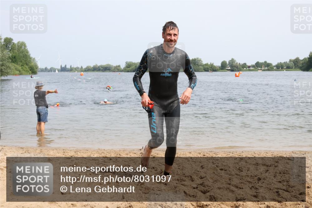 15.06.2025 - 27. Vierlanden-Triathlon Lena Gebhardt http://msf.ph/oto/8031097 15.06.2025 11:09:35 Schwimmen 783, 856 meine-sportfotos.de