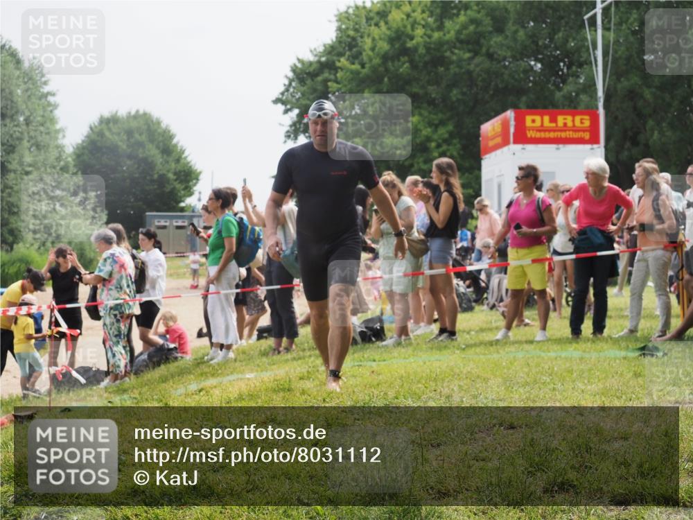 15.06.2025 - 27. Vierlanden-Triathlon KatJ http://msf.ph/oto/8031112 15.06.2025 11:08:53 Schwimmen 671, 720, 852 meine-sportfotos.de