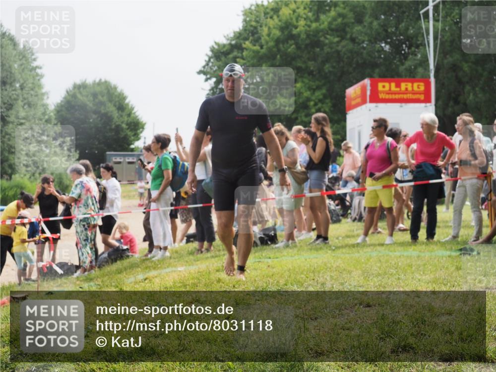 15.06.2025 - 27. Vierlanden-Triathlon KatJ http://msf.ph/oto/8031118 15.06.2025 11:08:53 Schwimmen 671, 720, 852 meine-sportfotos.de