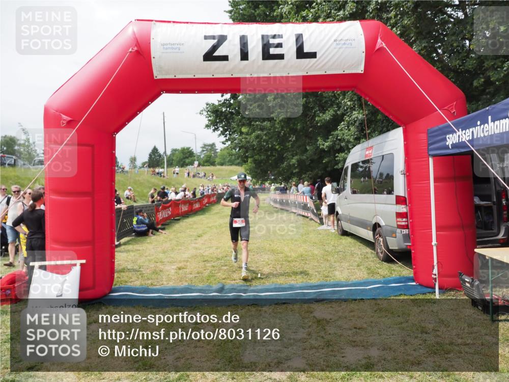 21.06.2025 - 27. Vierlanden-Triathlon MichiJ http://msf.ph/oto/8031126 15.06.2026 12:42:43 Ziel 36 meine-sportfotos.de
