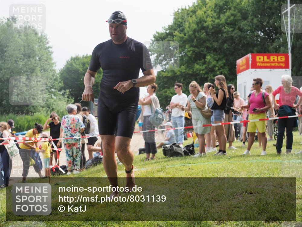 15.06.2025 - 27. Vierlanden-Triathlon KatJ http://msf.ph/oto/8031139 15.06.2025 11:08:54 Schwimmen 671, 720, 852 meine-sportfotos.de