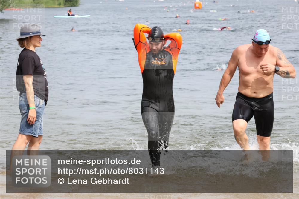 15.06.2025 - 27. Vierlanden-Triathlon Lena Gebhardt http://msf.ph/oto/8031143 15.06.2025 11:09:46 Schwimmen 745, 784, 786 meine-sportfotos.de