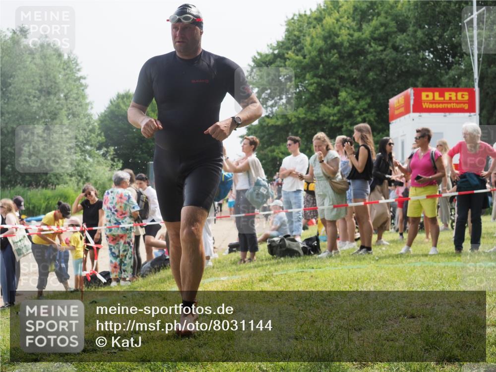 15.06.2025 - 27. Vierlanden-Triathlon KatJ http://msf.ph/oto/8031144 15.06.2025 11:08:54 Schwimmen 671, 720, 852 meine-sportfotos.de