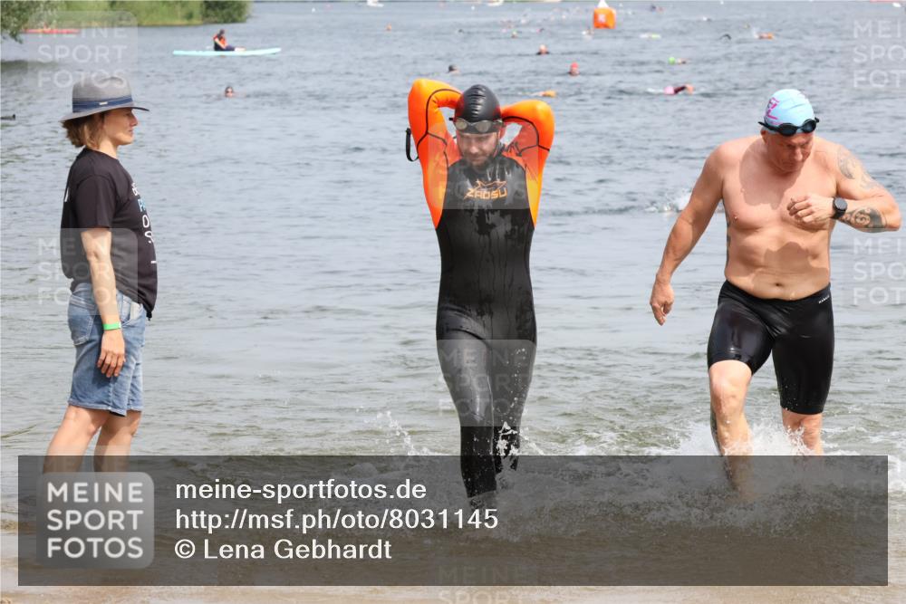 15.06.2025 - 27. Vierlanden-Triathlon Lena Gebhardt http://msf.ph/oto/8031145 15.06.2025 11:09:46 Schwimmen 745, 784, 786 meine-sportfotos.de