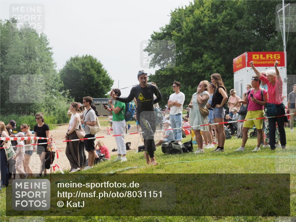15.06.2025 - 27. Vierlanden-Triathlon KatJ http://msf.ph/oto/8031151 15.06.2025 11:09:08 Schwimmen 811, 816 meine-sportfotos.de