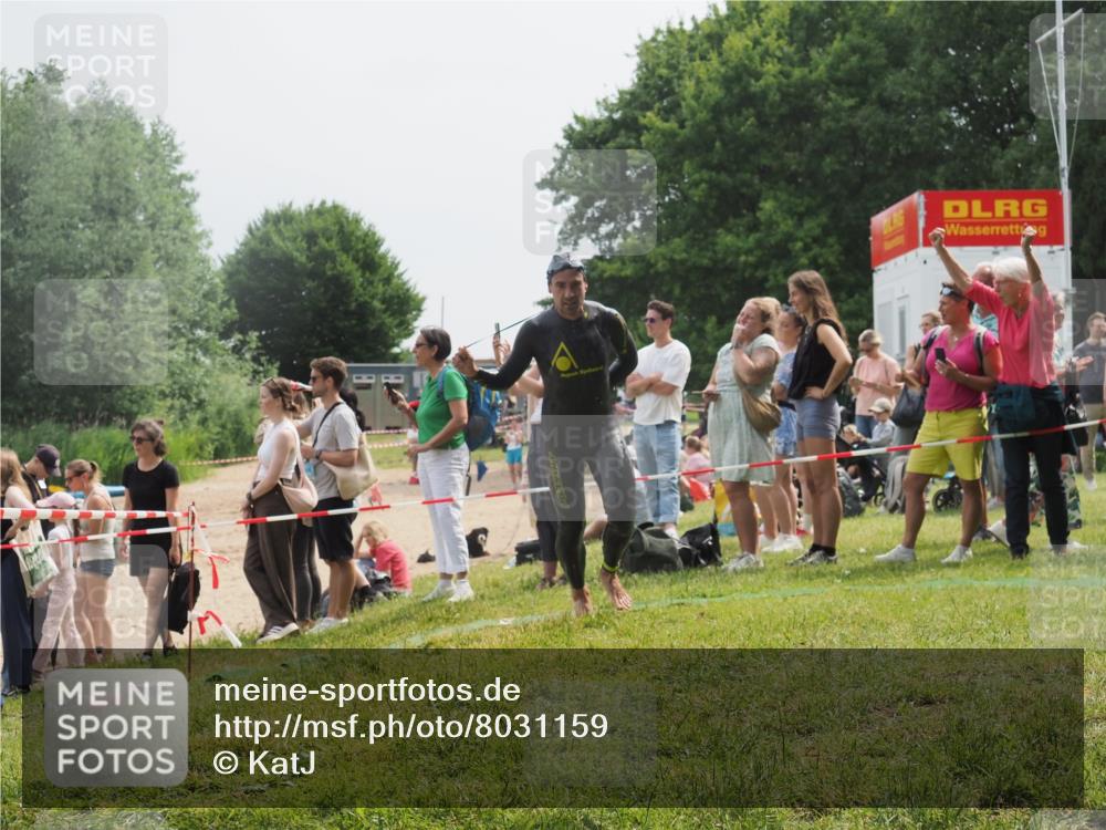 15.06.2025 - 27. Vierlanden-Triathlon KatJ http://msf.ph/oto/8031159 15.06.2025 11:09:09 Schwimmen 811, 816 meine-sportfotos.de