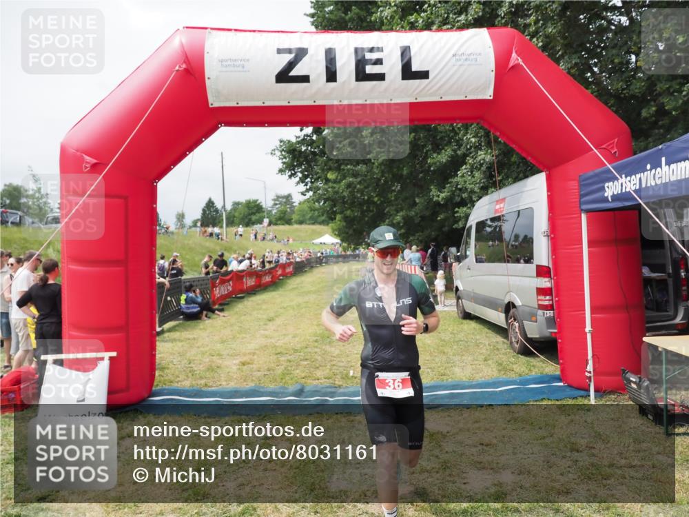 21.06.2025 - 27. Vierlanden-Triathlon MichiJ http://msf.ph/oto/8031161 15.06.2026 12:42:44 Ziel 36 meine-sportfotos.de