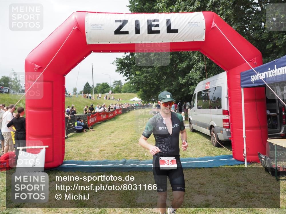 21.06.2025 - 27. Vierlanden-Triathlon MichiJ http://msf.ph/oto/8031166 15.06.2026 12:42:44 Ziel 36 meine-sportfotos.de