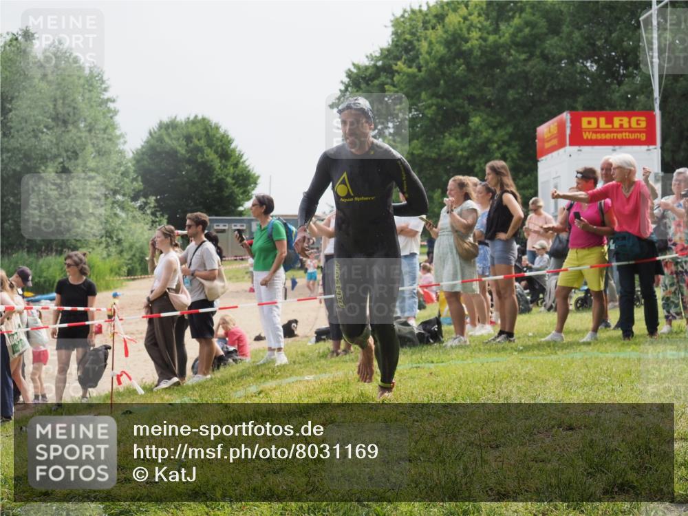 15.06.2025 - 27. Vierlanden-Triathlon KatJ http://msf.ph/oto/8031169 15.06.2025 11:09:09 Schwimmen 811, 816 meine-sportfotos.de