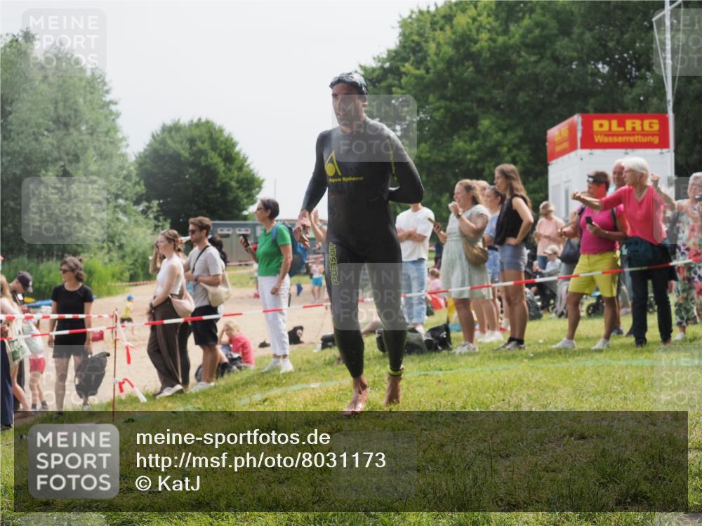 15.06.2025 - 27. Vierlanden-Triathlon KatJ http://msf.ph/oto/8031173 15.06.2025 11:09:10 Schwimmen 776, 811, 816 meine-sportfotos.de
