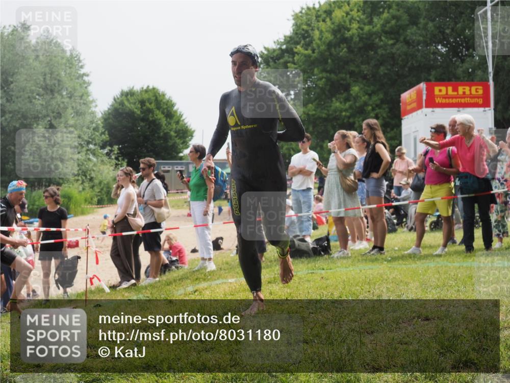 15.06.2025 - 27. Vierlanden-Triathlon KatJ http://msf.ph/oto/8031180 15.06.2025 11:09:10 Schwimmen 776, 811, 816 meine-sportfotos.de