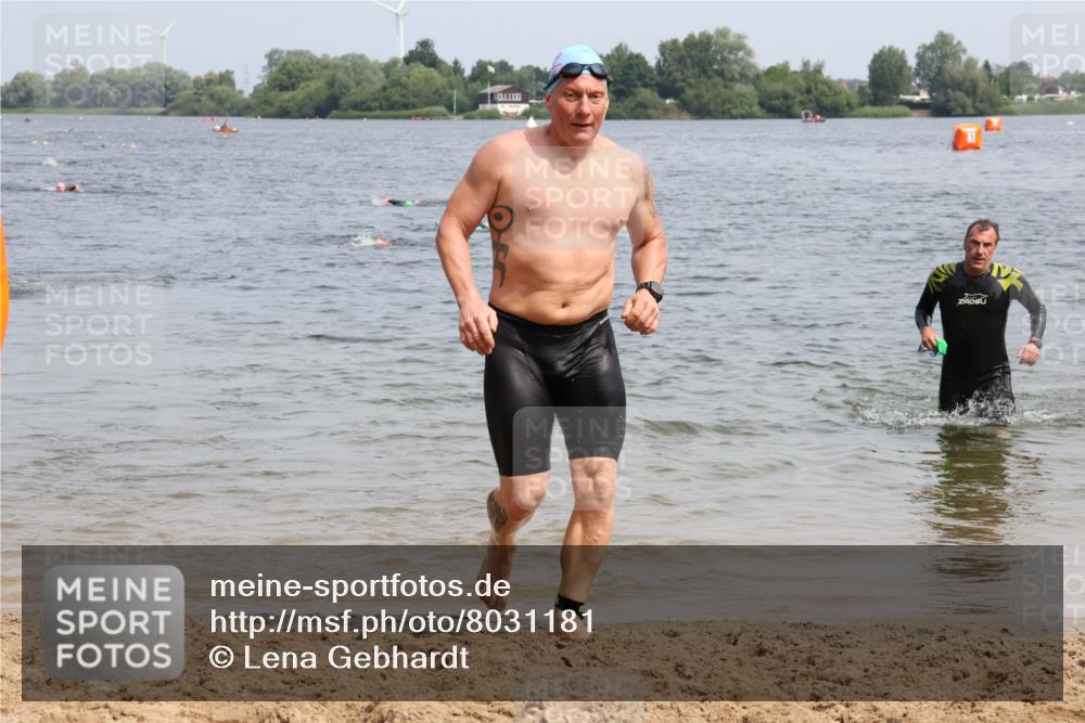 15.06.2025 - 27. Vierlanden-Triathlon Lena Gebhardt http://msf.ph/oto/8031181 15.06.2025 11:09:49 Schwimmen 745, 784, 786 meine-sportfotos.de