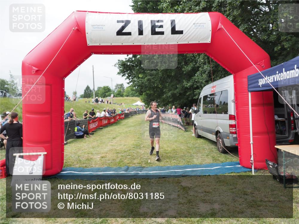 21.06.2025 - 27. Vierlanden-Triathlon MichiJ http://msf.ph/oto/8031185 15.06.2026 12:43:13 Ziel 37 meine-sportfotos.de