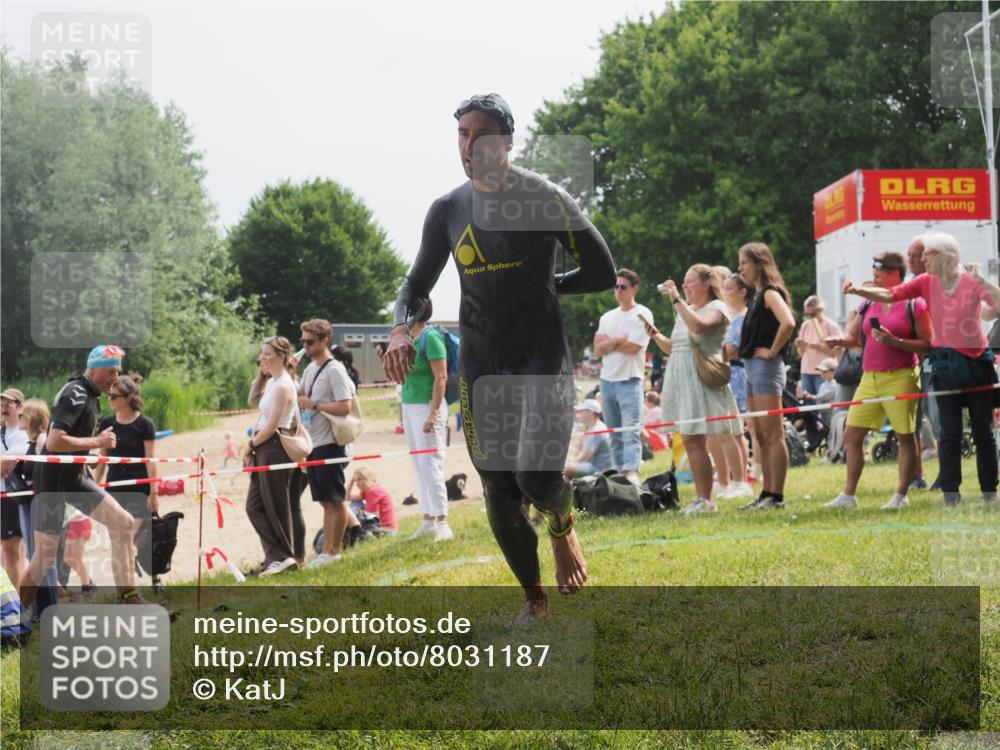 15.06.2025 - 27. Vierlanden-Triathlon KatJ http://msf.ph/oto/8031187 15.06.2025 11:09:10 Schwimmen 776, 811, 816 meine-sportfotos.de