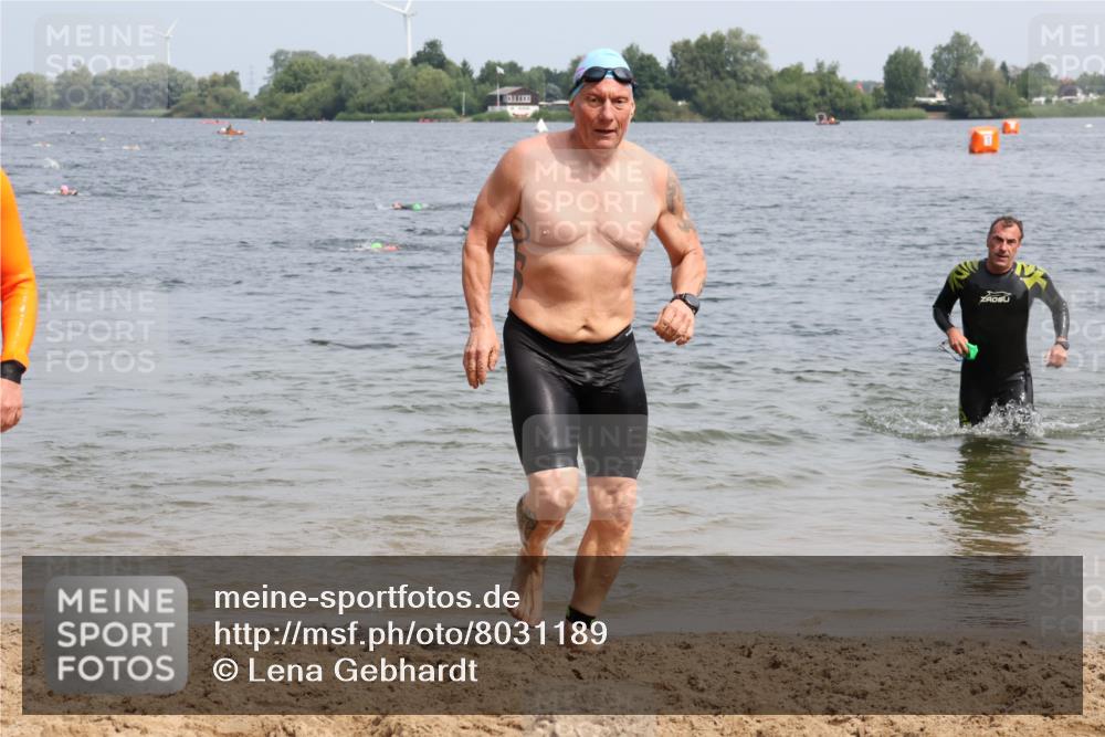 15.06.2025 - 27. Vierlanden-Triathlon Lena Gebhardt http://msf.ph/oto/8031189 15.06.2025 11:09:49 Schwimmen 745, 784, 786 meine-sportfotos.de
