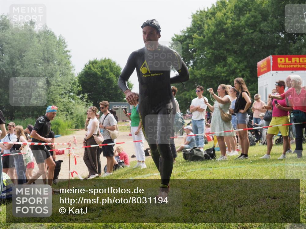 15.06.2025 - 27. Vierlanden-Triathlon KatJ http://msf.ph/oto/8031194 15.06.2025 11:09:10 Schwimmen 776, 811, 816 meine-sportfotos.de
