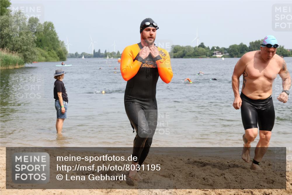 15.06.2025 - 27. Vierlanden-Triathlon Lena Gebhardt http://msf.ph/oto/8031195 15.06.2025 11:09:50 Schwimmen 745, 784, 786 meine-sportfotos.de