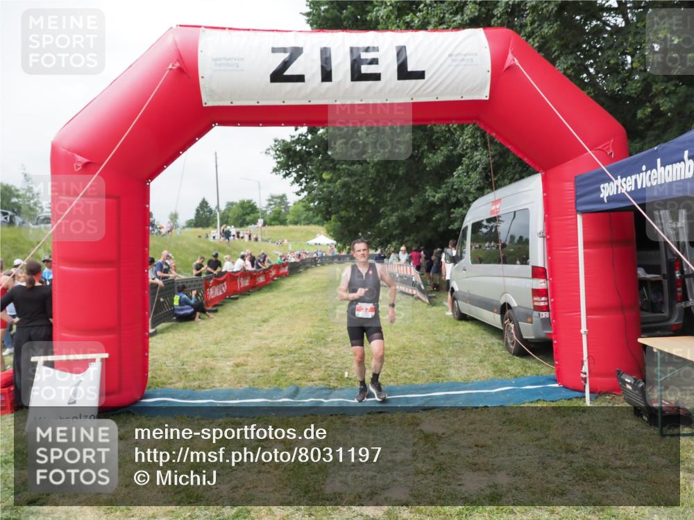 21.06.2025 - 27. Vierlanden-Triathlon MichiJ http://msf.ph/oto/8031197 15.06.2026 12:43:14 Ziel 37 meine-sportfotos.de