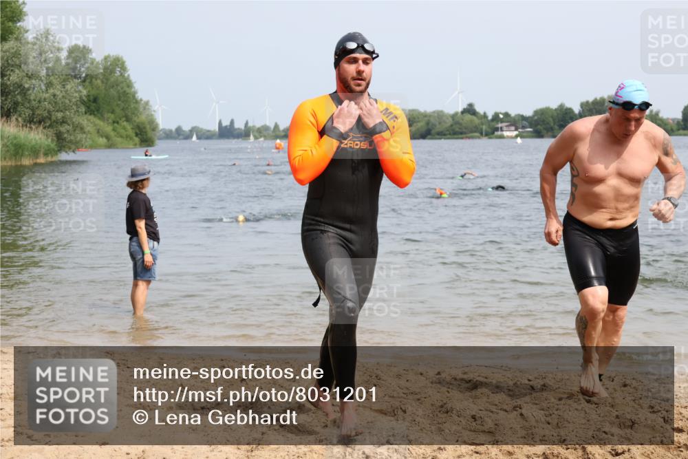 15.06.2025 - 27. Vierlanden-Triathlon Lena Gebhardt http://msf.ph/oto/8031201 15.06.2025 11:09:50 Schwimmen 745, 784, 786 meine-sportfotos.de