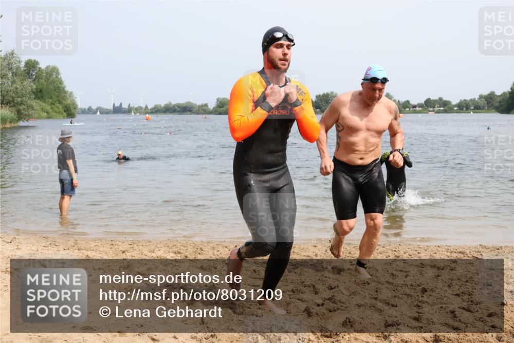 15.06.2025 - 27. Vierlanden-Triathlon Lena Gebhardt http://msf.ph/oto/8031209 15.06.2025 11:09:51 Schwimmen 745, 784, 786 meine-sportfotos.de