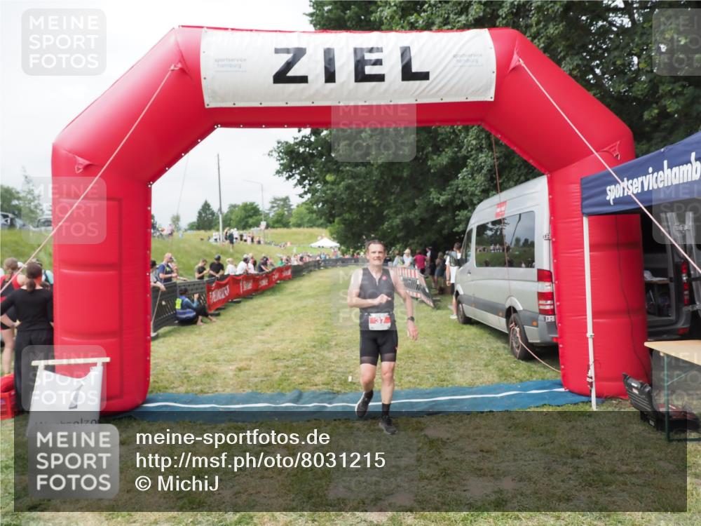 21.06.2025 - 27. Vierlanden-Triathlon MichiJ http://msf.ph/oto/8031215 15.06.2026 12:43:14 Ziel 37 meine-sportfotos.de