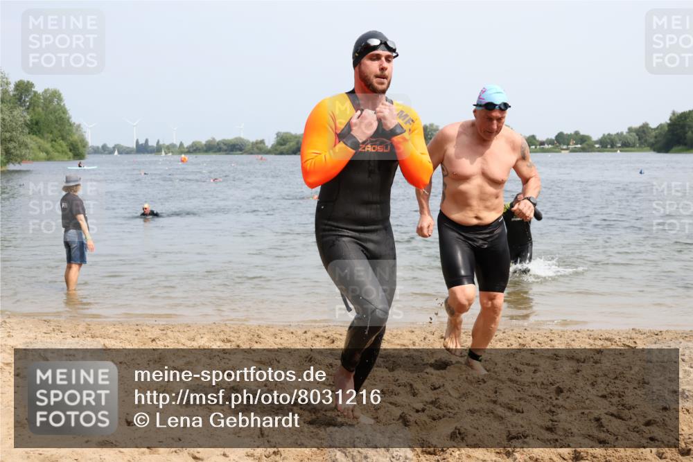 15.06.2025 - 27. Vierlanden-Triathlon Lena Gebhardt http://msf.ph/oto/8031216 15.06.2025 11:09:51 Schwimmen 745, 784, 786 meine-sportfotos.de
