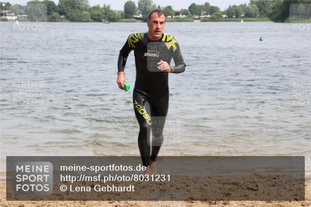 15.06.2025 - 27. Vierlanden-Triathlon Lena Gebhardt http://msf.ph/oto/8031231 15.06.2025 11:09:53 Schwimmen 745, 784, 786 meine-sportfotos.de