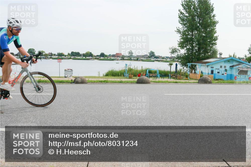 15.06.2025 - 27. Vierlanden-Triathlon H.Heesch http://msf.ph/oto/8031234 15.06.2025 10:35:30 Radfahren 99, 213, 272, 301 meine-sportfotos.de
