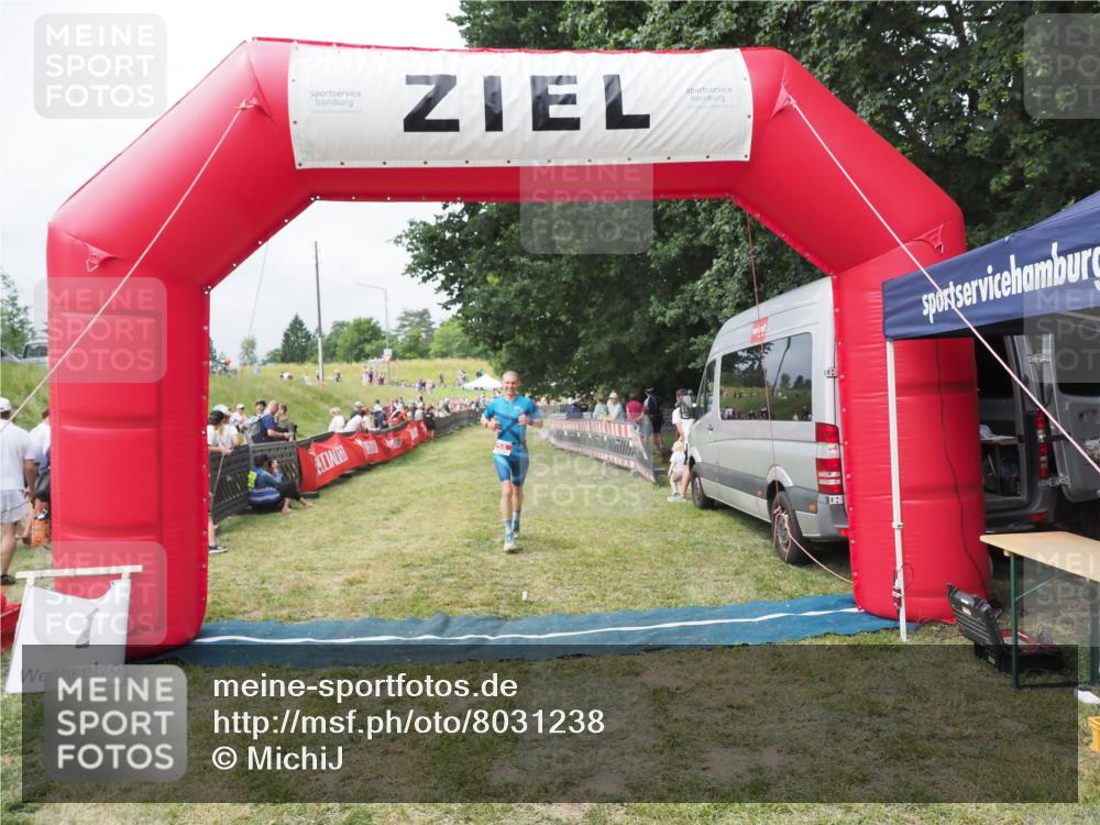 21.06.2025 - 27. Vierlanden-Triathlon MichiJ http://msf.ph/oto/8031238 15.06.2026 12:44:07 Ziel 14 meine-sportfotos.de