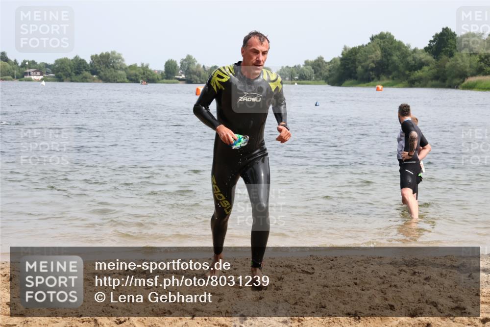 15.06.2025 - 27. Vierlanden-Triathlon Lena Gebhardt http://msf.ph/oto/8031239 15.06.2025 11:09:54 Schwimmen 745, 784, 786 meine-sportfotos.de